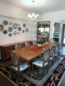 mesa-com-cadeiras-ambiente-1656174098