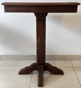 mesa-quadrada-com-tampo-de-marmore-2-1629743656