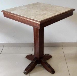 mesa-quadrada-com-tampo-de-marmore-3-1629743656